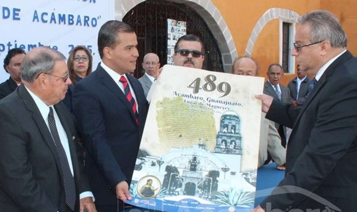 Las autoridades recibieron el cartel del 489 aniversario